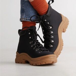 Alice+Whittles The Weekend Boot in Black Size 7